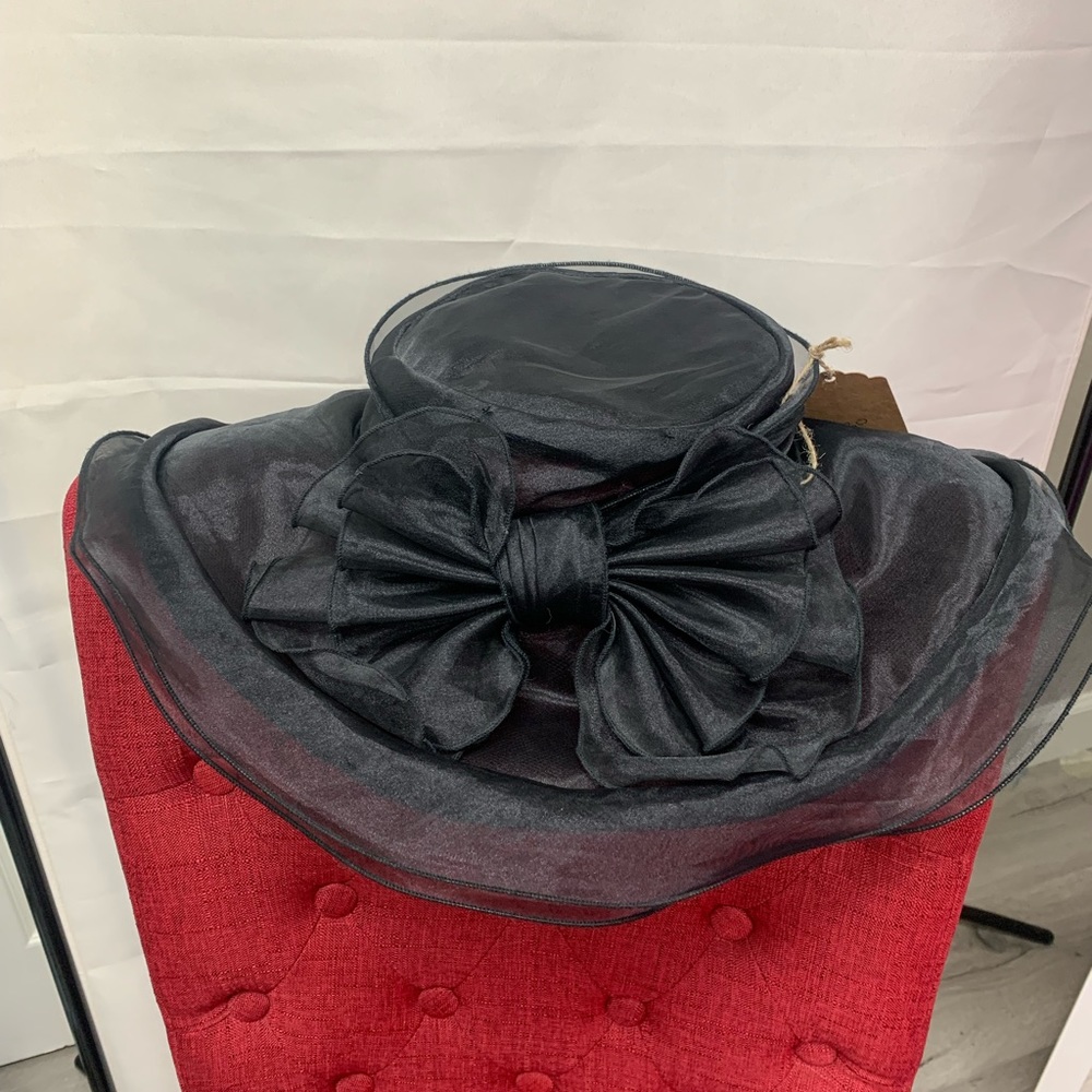 Gorgeous, floppy, derby hat